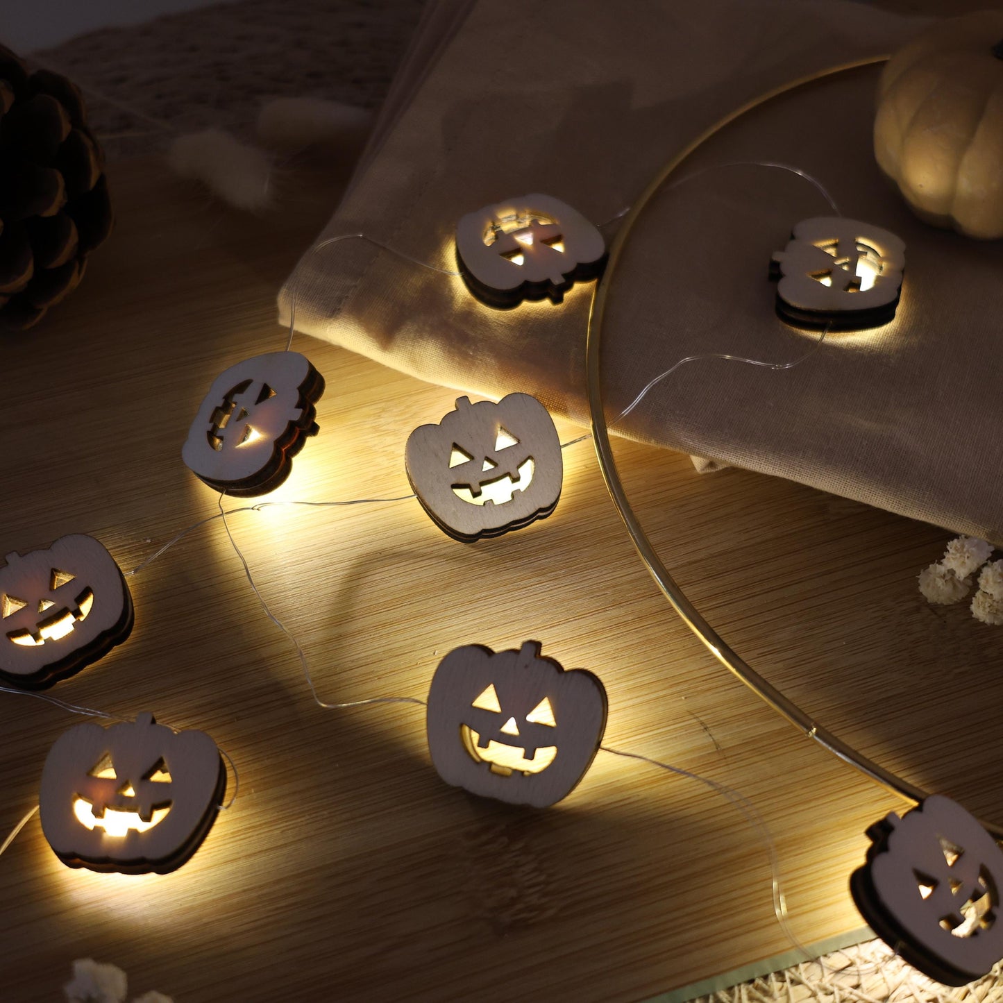 Süßes oder Saures
lichterkette holz
led licht für kürbis
kürbis zu halloween
kürbis lichterkette batterie
holzdeko herbst zum hinstellen
herbst lichterkette LED
herbst lichter
halloween led kerze
halloween kürbis geschenk
halloween deko lichter
geschenk für freundin
deko kürbis mit licht