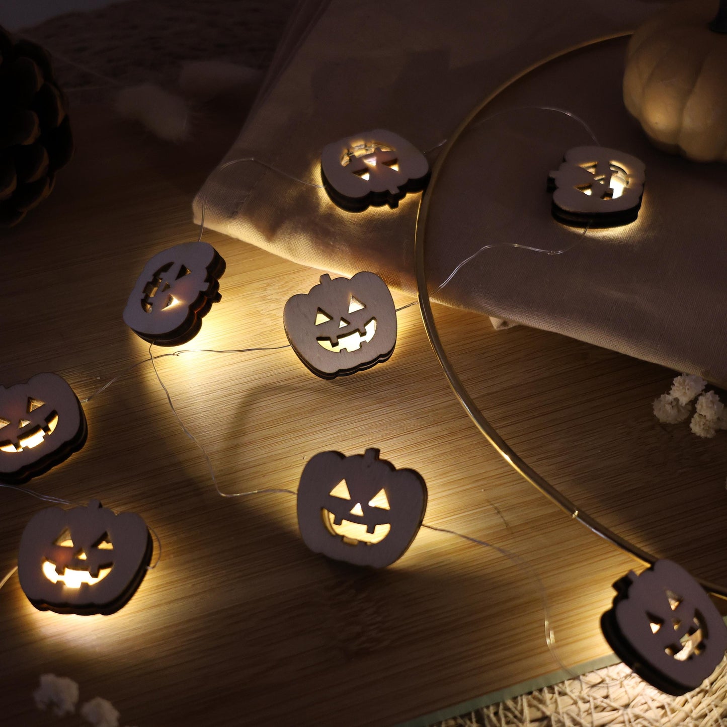 Süßes oder Saures
lichterkette holz
led licht für kürbis
kürbis zu halloween
kürbis lichterkette batterie
holzdeko herbst zum hinstellen
herbst lichterkette LED
herbst lichter
halloween led kerze
halloween kürbis geschenk
halloween deko lichter
geschenk für freundin
deko kürbis mit licht