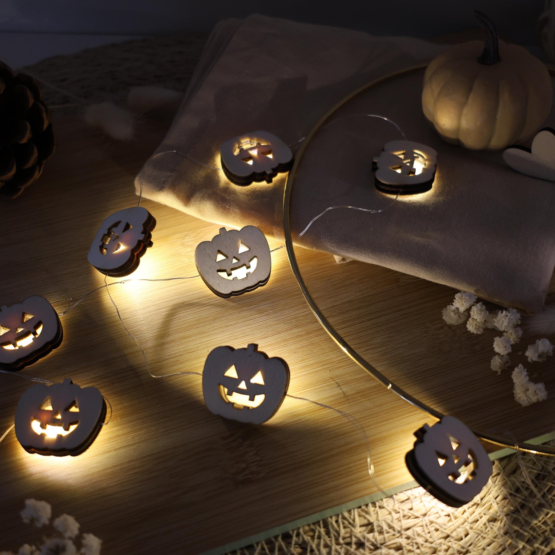Süßes oder Saures
lichterkette holz
led licht für kürbis
kürbis zu halloween
kürbis lichterkette batterie
holzdeko herbst zum hinstellen
herbst lichterkette LED
herbst lichter
halloween led kerze
halloween kürbis geschenk
halloween deko lichter
geschenk für freundin
deko kürbis mit licht