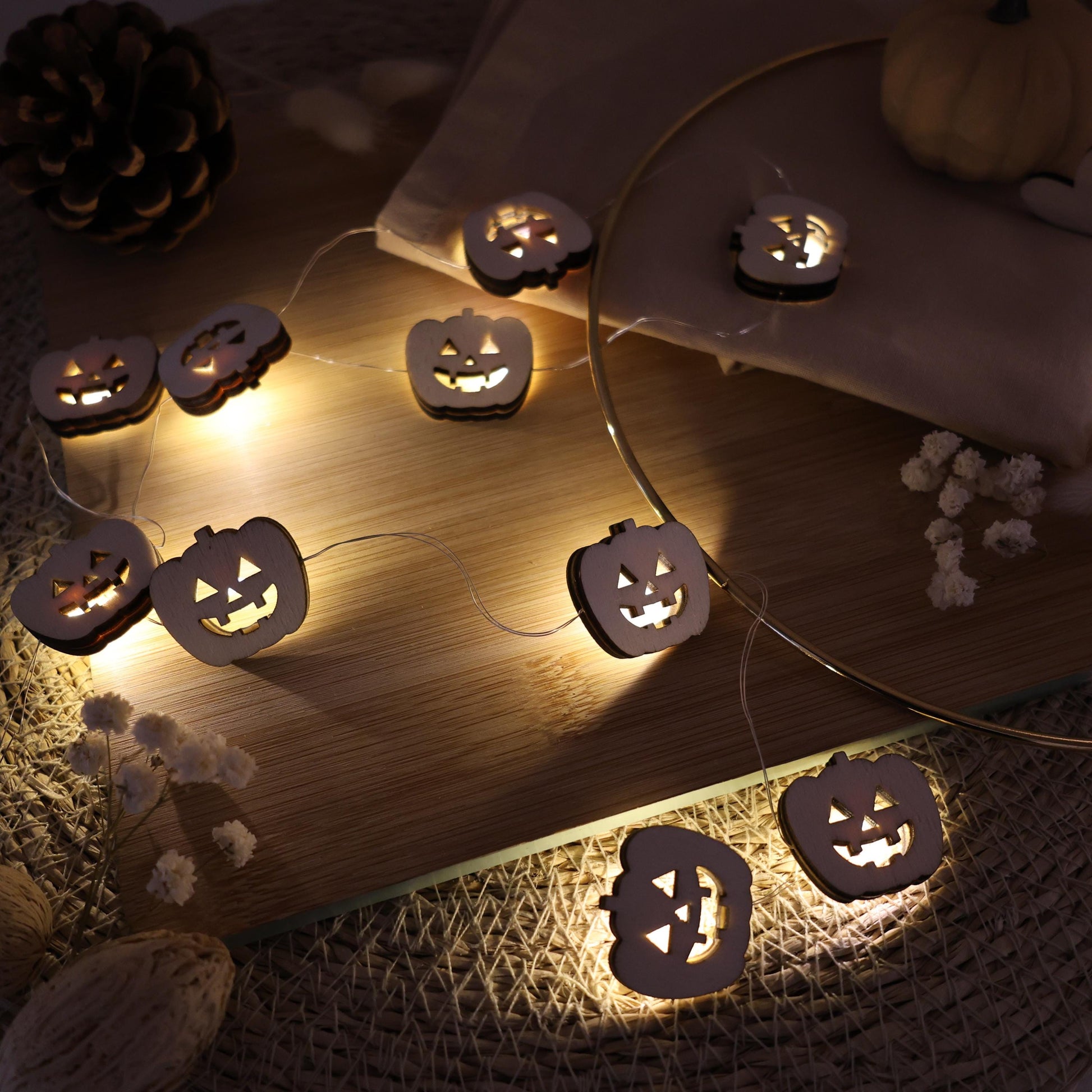 Süßes oder Saures
lichterkette holz
led licht für kürbis
kürbis zu halloween
kürbis lichterkette batterie
holzdeko herbst zum hinstellen
herbst lichterkette LED
herbst lichter
halloween led kerze
halloween kürbis geschenk
halloween deko lichter
geschenk für freundin
deko kürbis mit licht