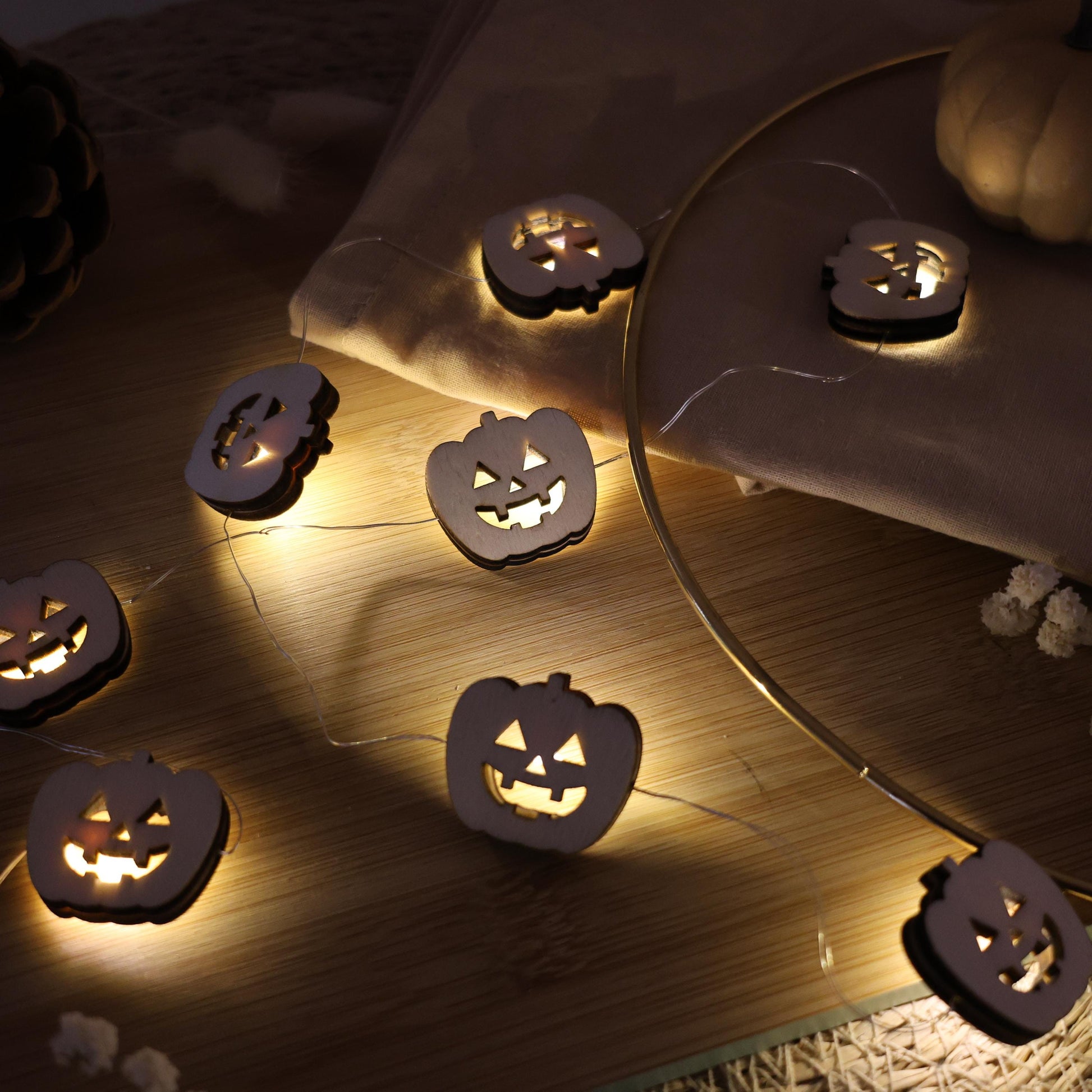 Süßes oder Saures
lichterkette holz
led licht für kürbis
kürbis zu halloween
kürbis lichterkette batterie
holzdeko herbst zum hinstellen
herbst lichterkette LED
herbst lichter
halloween led kerze
halloween kürbis geschenk
halloween deko lichter
geschenk für freundin
deko kürbis mit licht